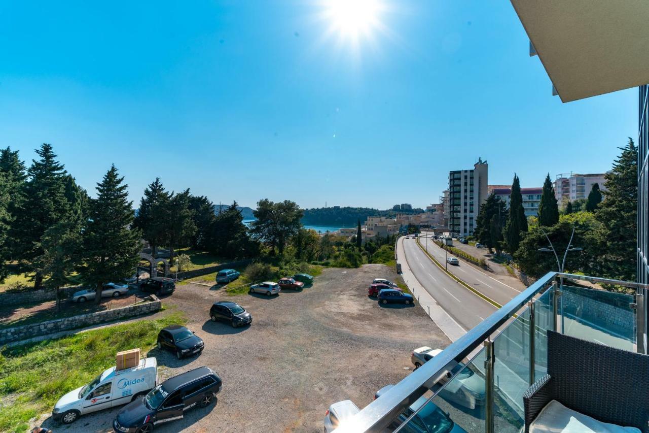 Apartments Crystall Budva Bagian luar foto